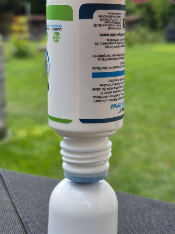 Kopfueber auf dem Deckel den Sicherungsverschluß durch druecken öffnen